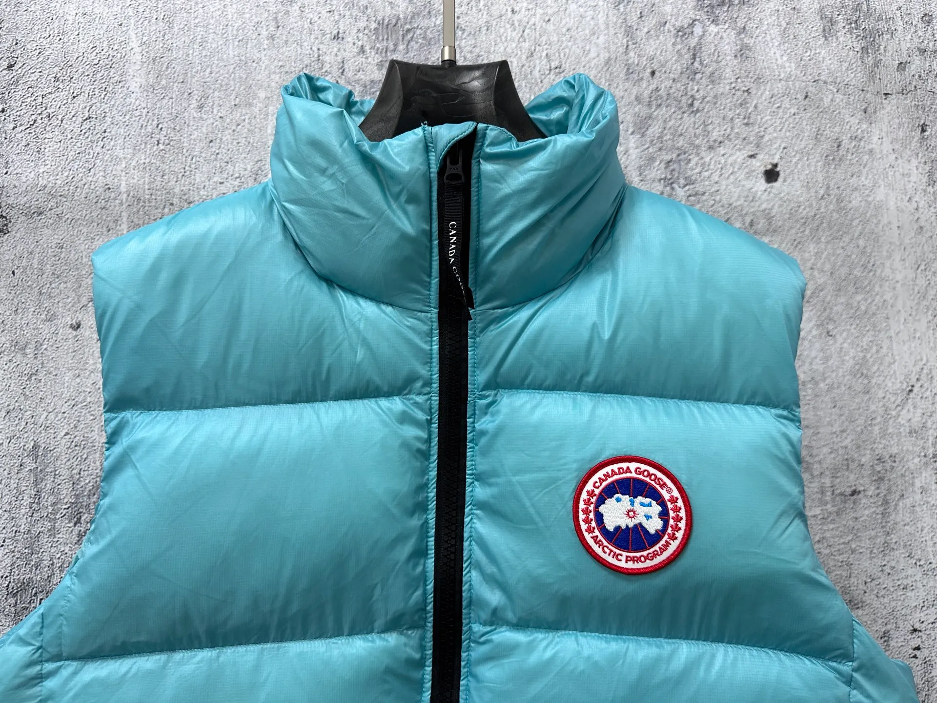 P560 [Canada Goose] Big Goose🦢Puff Down Vest has always been recognized as the warmest down jacket. Various Instagram celebrities, Internet celebrities, and celebrities often wear it for street photos. I make Canada Goose every year, but I still can't get rid of my love for it. No matter how cold the days are, there is no need to be afraid, because there is! Filled with 90% white duck down, it is the legendary warmest down jacket and is known as a must-have for Arctic outdoor sports! The most popular down jacket in the world, celebrities are rushing to buy it, it is a must-have! Size: XS-XL
